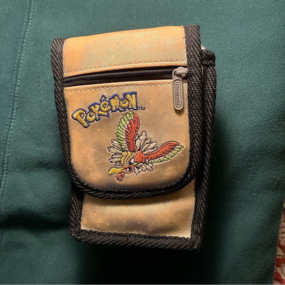 Vintage nintendo gameboy pokemon case